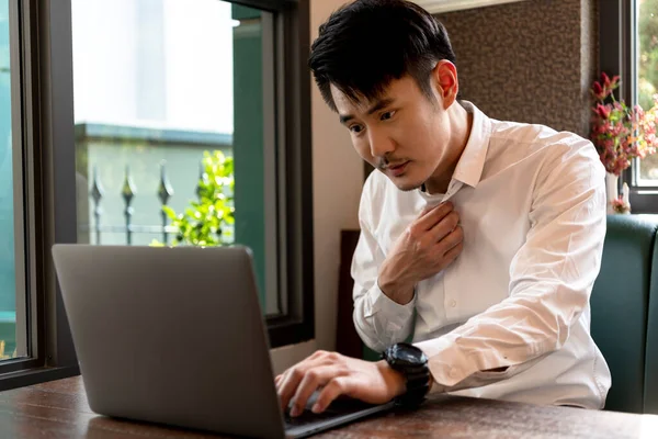 在咖啡店里穿着白衬衫在笔记本电脑上工作的亚裔泰国人商人 — 图库照片