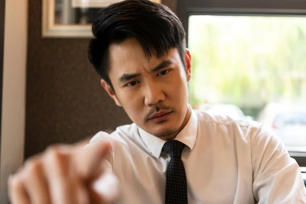 Ασιάτης Ταϊλανδός Επιχειρηματίας Λευκό Πουκάμισο Που Δείχνει Δάχτυλο Την Κάμερα — Φωτογραφία Αρχείου