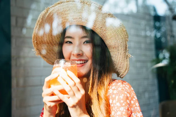 Alegre Joven Asiático Tailandés Mujer Rojo Vestido Usando Paja Sombrero — Foto de Stock