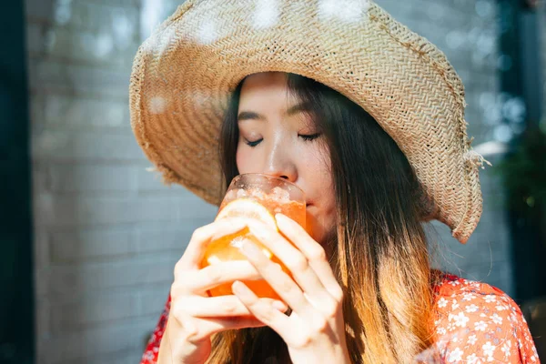 Alegre Joven Asiático Tailandés Mujer Rojo Vestido Usando Paja Sombrero — Foto de Stock