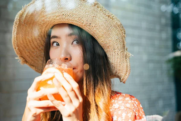 Alegre Joven Asiático Tailandés Mujer Rojo Vestido Usando Paja Sombrero — Foto de Stock