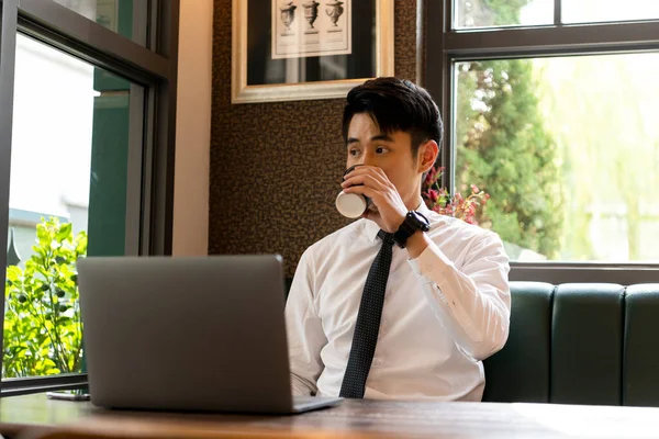 Asiático Tailandés Hombre Negocios Blanco Cuello Camisa Beber Café Taza — Foto de Stock