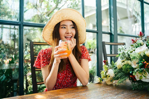 Joven Asiático Tailandés Mujer Rojo Vestido Usando Paja Sombrero Beber — Foto de Stock