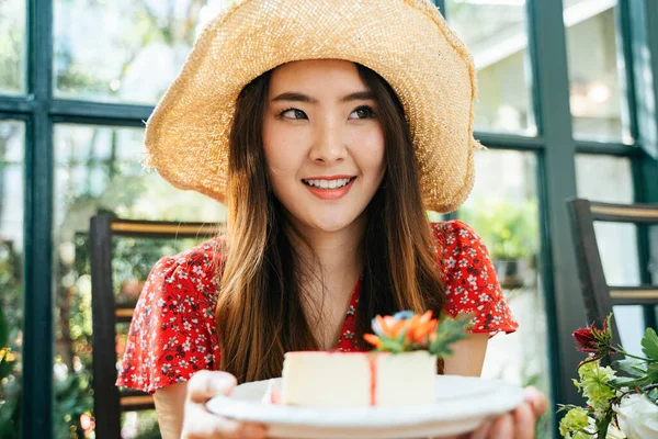 Nahaufnahme Porträt Junge Asiatische Thailänderin Roten Kleid Mit Hut Und — Stockfoto