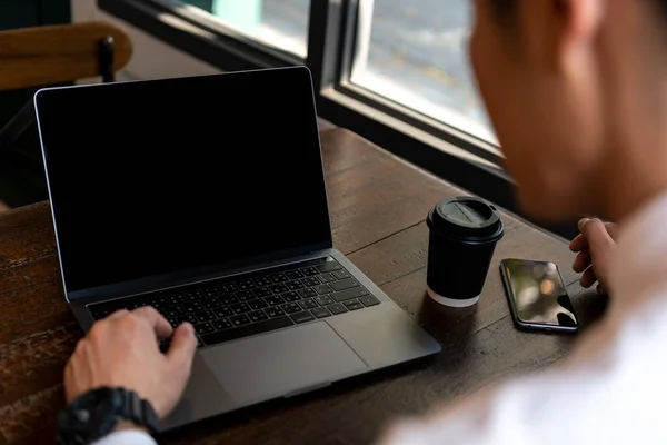 카페에서 노트북으로 일하는 사업가 — 스톡 사진