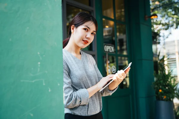 Belle Jeune Femme Asiatique Utilisant Tablette Sur Fond Café Sur — Photo