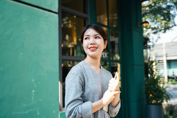 Amoureux Technologie Belle Jeune Femme Asiatique Tenant Tablette Avec Deux — Photo