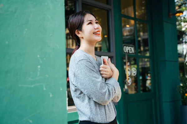 Amoureux Technologie Belle Jeune Femme Asiatique Tenant Tablette Avec Deux — Photo