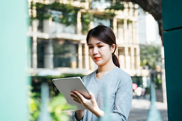 Jeune Belle Femme Asiatique Utilisant Tablette Marche Sur Rue Moderne — Photo