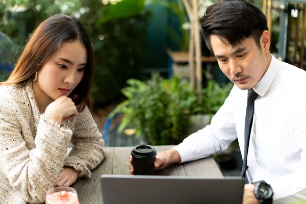 Twee Aziatische Zakenmensen Die Samenwerken Coffeeshop Zoek Naar Laptop Computer — Stockfoto