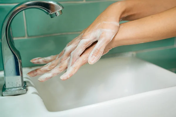 Hijyen Konsepti Musluğun Altında Sabunla Ellerini Yıkamak Yeşil Banyo Tuvaletinde — Stok fotoğraf