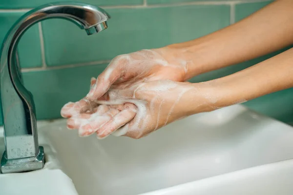 Hygieniakysymys Käsien Pesu Saippualla Hanan Alla Vedellä Vihreässä Kylpyhuoneessa Käsien — kuvapankkivalokuva