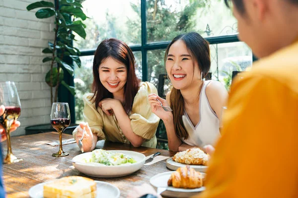 Dois Alegre Asiático Tailandês Mulher Gosta Comer Brunch Com Amigos — Fotografia de Stock