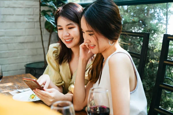 Two Asian People Using Smartphone Together Taking Selfie Ordering Food — Stock Photo, Image