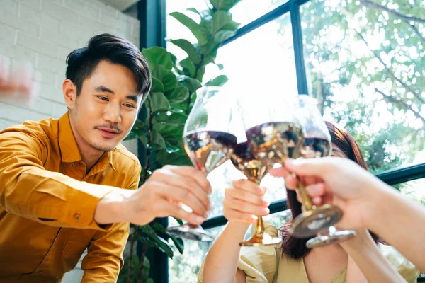 Tailandesi Asiatici Che Bevono Bicchieri Vino Festeggiamo Insieme Gruppo Amici — Foto Stock