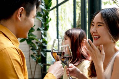 Bir grup genç Asyalı Taylandlı kırmızı şarap içip kutlama yapmayı sever..