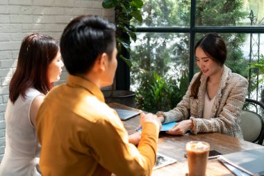 İş görüşmesi. İki İK Asyalı güzel bir kadınla görüşüyor. İnsan kaynakları yöneticisi başvuru sahipleriyle iş görüşmesi yapıyor.