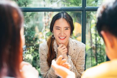 İş görüşmesi. İki İK Asyalı güzel bir kadınla görüşüyor. İnsan kaynakları müdürü başvuru sahipleriyle iş görüşmesi yapıyor. İnsanlar sohbet ediyor..