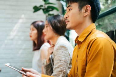 Endişeli ve gergin adaylar röportaj için geldiler ve çözüm için beklediler. Ofiste CV 'leriyle sırada oturup röportaj sırasının kendilerine gelmesini bekliyorlar..