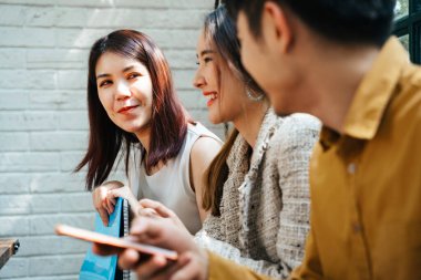 Mutlu ve neşeli adaylar röportaj için geldiler ve çözüm için beklediler. Ofiste CV 'leriyle sırada oturup röportaj sırasının kendilerine gelmesini bekliyorlar. Beklerken sohbet ediyorlar..