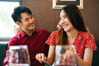 Yakışıklı genç adam ve çekici genç kadın birlikte vakit geçiriyorlar. Kafede kırmızı şarap içen romantik bir çift. Sevgililer Günü.