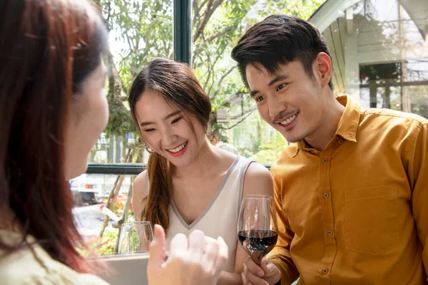 Азиатская Пара Любит Пить Вино Вечеринке Романтическая Пара Наслаждается Красным — стоковое фото