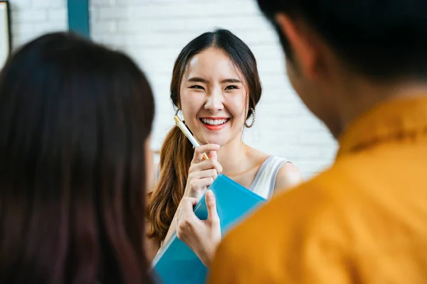 Jovem Grande Sorriso Alegre Asiático Mulher Tomando Ordem Casal Cliente — Fotografia de Stock