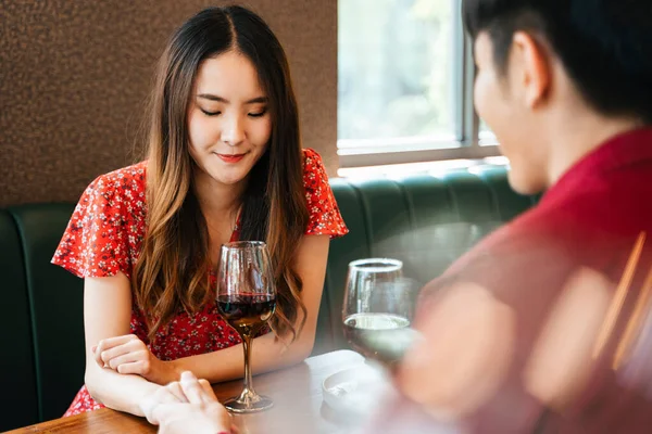 Vieren Valentijnsdag Mooie Vrolijke Aziatische Vrouw Rode Jurk Dating Met — Stockfoto