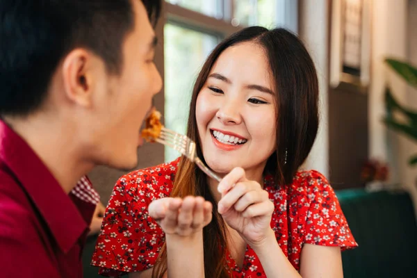 Belle Asiatique Femme Alimentation Dessert Gâteau Avec Fourchette Son Copain — Photo