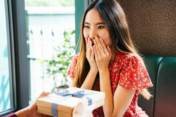 Izgatott Ázsiai Nőt Meglepte Barátja Férfi Ajándékot Hozott Barátnőjének Valentin — Stock Fotó