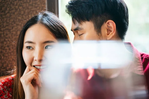 Közelkép Pár Arc Ázsiai Thai Romantikus Pár Csókolózás Étteremben Borosüveg — Stock Fotó