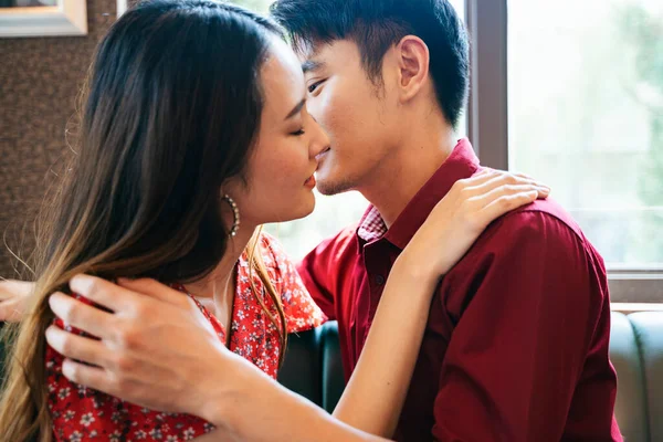 Close Romântico Asiático Tailandês Casal Vestido Vermelho Abraçando Beijando Uns — Fotografia de Stock