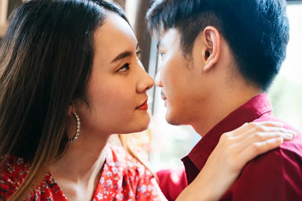 Close Romântico Asiático Tailandês Casal Vestido Vermelho Abraçando Beijando Uns — Fotografia de Stock