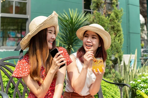 Két Fiatal Gyönyörű Ázsiai Akik Kalapot Viselnek Nyaraláskor Utazás Együtt — Stock Fotó