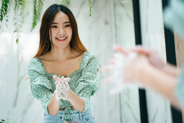Vacker Asiatisk Kvinna Mode Grön Skjorta Tvätta Händerna Med Vatten — Stockfoto