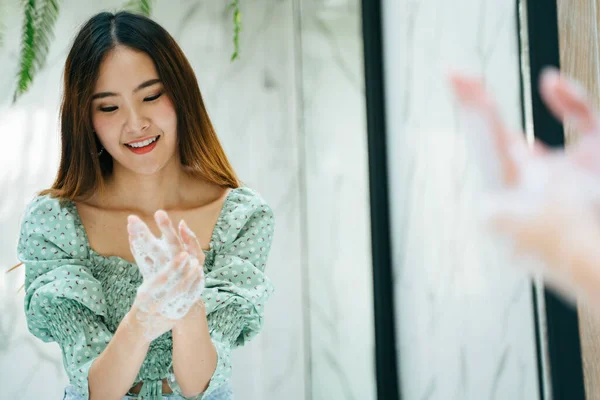 Hermosa Mujer Asiática Moda Camisa Verde Lavándose Las Manos Con —  Fotos de Stock