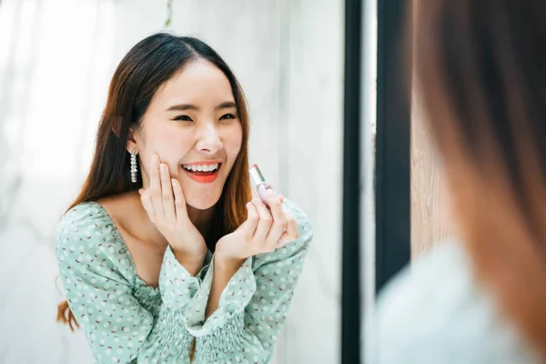 Glada Vackra Unga Asiatiska Kvinna Grön Modeskjorta Tillämpa Läppstift Framför — Stockfoto