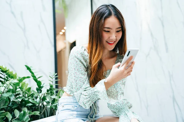 Cabelo Longo Bonito Asiático Tailandês Mulher Segurando Usando Smartphone Falando — Fotografia de Stock