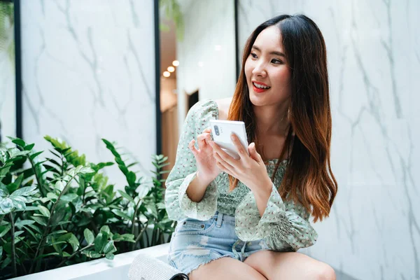 Cabelo Longo Bonito Asiático Tailandês Mulher Segurando Usando Smartphone Falando — Fotografia de Stock