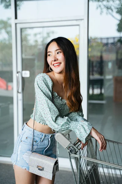 Krásná Štíhlá Mladá Thajská Žena Zelené Módní Košili Chůze Nákupním — Stock fotografie