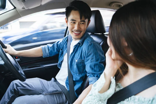 Asyalı Taylandlı adam karısıyla arabada seyahat ediyor. Yolculuk.