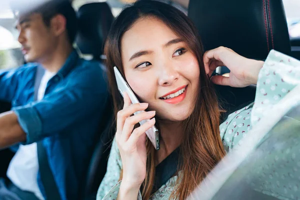 Beautifl Азиатская Тайская Женщина Разговаривает Телефону Пассажирском Сидении Мужем Рулем — стоковое фото
