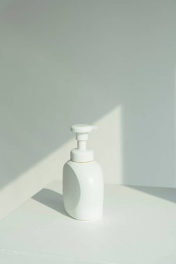 Beyaz arka planda beyaz alkol şişesi..
