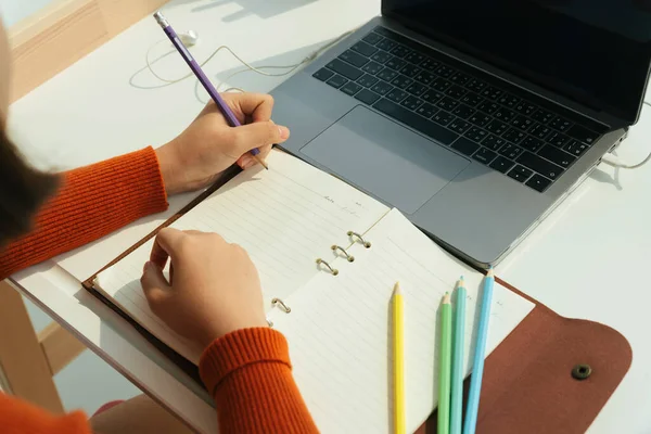 Covid-19 salgını sırasında Asyalı öğrenci eğitimi ya da evden öğrenme.