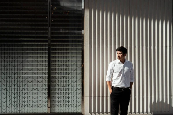 Érett Ázsiai Üzletember Fehér Formális Ingben Áll Napfényben Zárt Üzletben — Stock Fotó