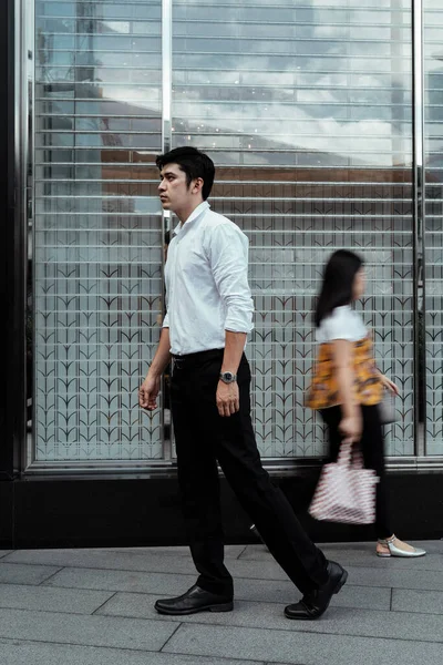 Maduro Asiático Hombre Negocios Blanco Formal Camisa Caminando Entre Multitud — Foto de Stock