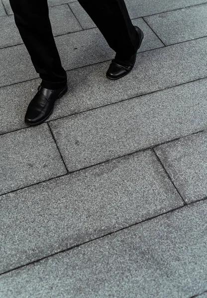 Nízká Část Záběr Člověka Nosit Střižené Boty Chůzi Chodníku Podlaze — Stock fotografie