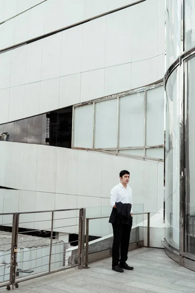 Зрелый Азиатский Бизнесмен Белой Формальной Рубашке Идет Проходу Пределы Офиса — стоковое фото
