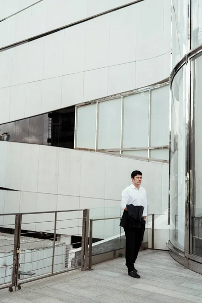 Érett Ázsiai Üzletember Fehér Formális Ingben Sétál Sétányon Irodán Kívül — Stock Fotó