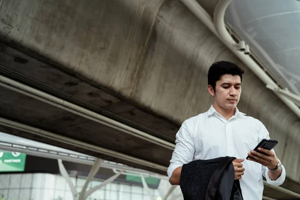 Reif Asiatisch Unternehmer Auf Weiß Formell Shirt Using Smartphone Auf — Stockfoto